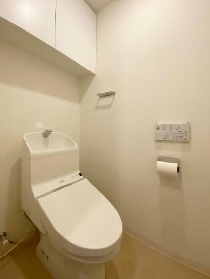 【トイレ】<BR/>収納棚がついている個室トイレ。