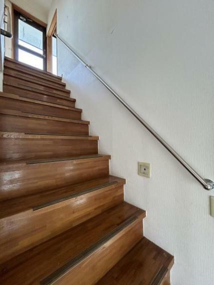 【リフォーム中】階段の写真です。クリーニングを行います。手すりもあるので、安心です。