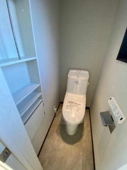 【2F　トイレ】 ウォシュレット機能付きトイレです。白を基調とした落ち着く空間です。