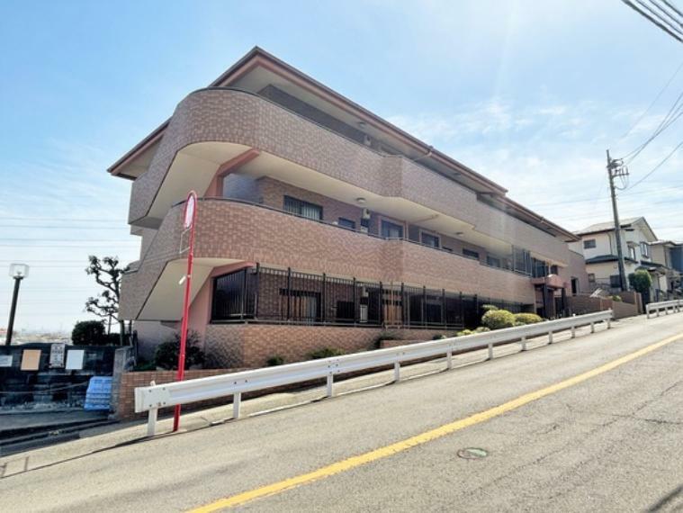 小田急小田原線「伊勢原」駅まで徒歩約9分、1996年4月築、鉄筋コンクリート造4階建中古マンションです。