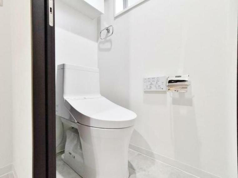 DKや洗面所とは違う場所に設置されたトイレ。中は比較的ゆとりのある大きさを確保しておりますので、ゆったりとお使い頂けます。