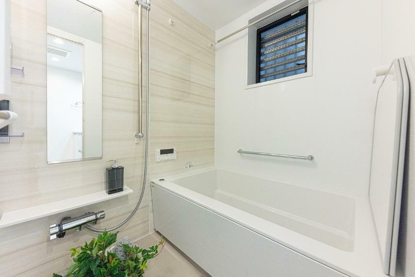 浴室　窓があるため空気もこもらず快適な空間　浴室換乾燥機付