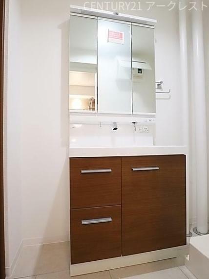 三面鏡タイプの洗面化粧台です。鏡の裏や引き出しにしっかり収納できるのでスタイリッシュな空間を保てます！
