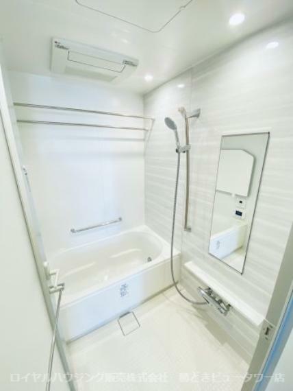 【浴室】 癒しや寛ぎを感じるための多彩な機能と天井高2,200mの立体的な広がりが、心にゆとりを与える空間としてプランニングされております。 浴室暖房乾燥機付き（ミストサウナ付き）