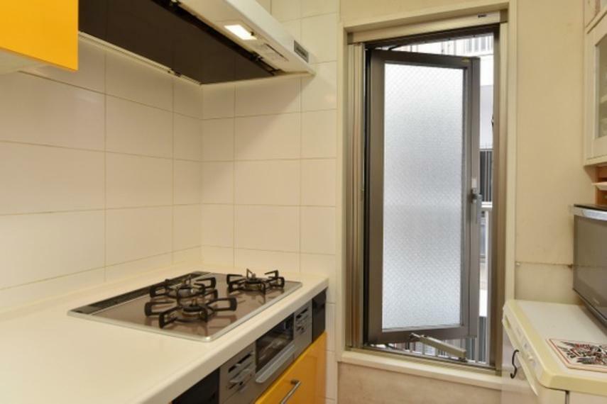 キッチン部分には開閉可能な窓が付設されており、お料理時の換気などにも活躍してくれます。