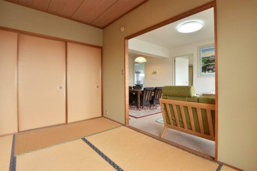 和室はリビングに隣接しているので、客間やキッズスペースにもお使いいただけます。約6帖あり、のびのび寛げます。