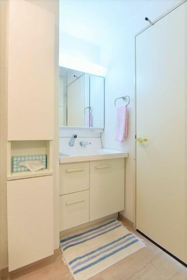 洗面台は三面鏡付きで、身だしなみチェックにも便利です。タオル類の保管に便利なリネン庫付きです。