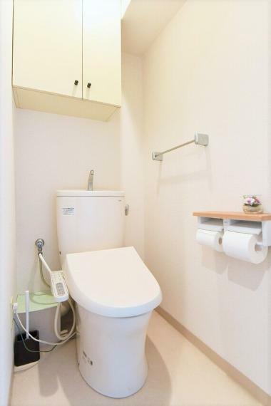 皆様が快適にお使いいただける温水洗浄便座付きトイレです。上部収納は日用品のストックにも便利です。