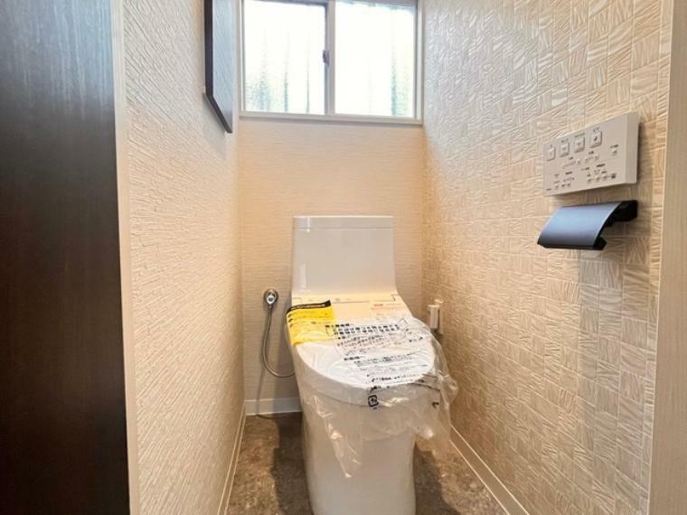 1.2階にそれでもトレイがございます。朝の混雑時に分散して利用できるほか、ゲスト用としても使い分けることもできます。ウォシュレット機能付きのトイレ。収納もあり実用性も兼ね備えた造り。
