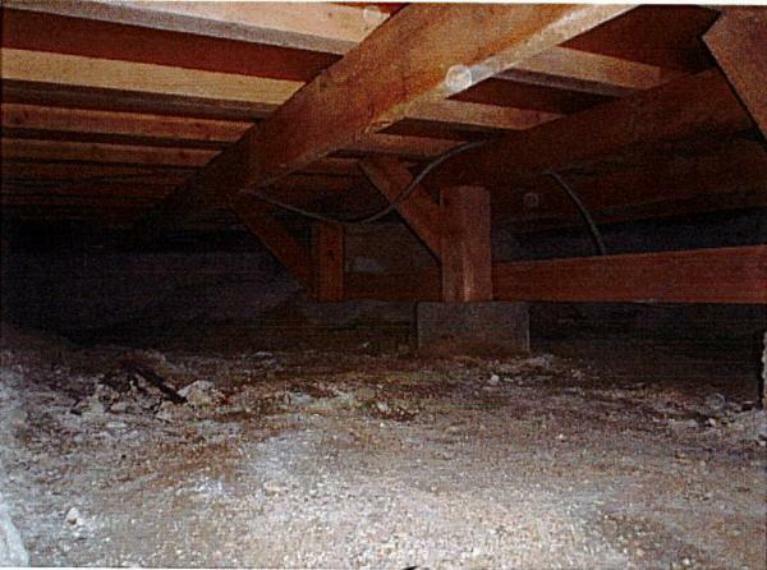 中古住宅の3大リスクである、雨漏り、主要構造部分の欠陥や腐食、給排水管の漏水や故障を2年間保証します。その前提で床下まで確認の上でシロアリの被害調査と防除工事も行います。