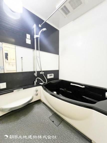 【浴室】快適な使い心地とゆとりある空間が1日の疲れを解きほぐすバスルーム。空間も浴槽もゆったりのびのび使えるゆとり設計。広く感じるゆとり設計で快適なリラックスタイムを過ごせます。