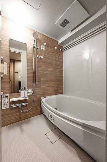 バスタイム前に浴室を暖めておける快適暖房乾燥機付き。浴室を清潔に保てる防菌防カビ仕様です。