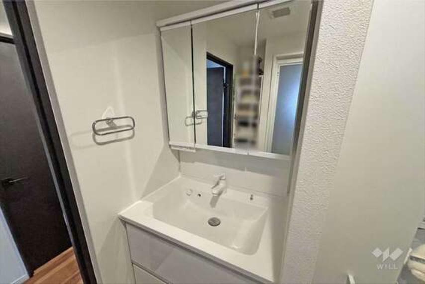 洗面室［2024年4月11日撮影］洗面台は3面タイプになっており、鏡の裏に十分な収納スペースがございます。白とグレーの綺麗な洗面台で朝のみ自宅も気持ちよく行えますね。