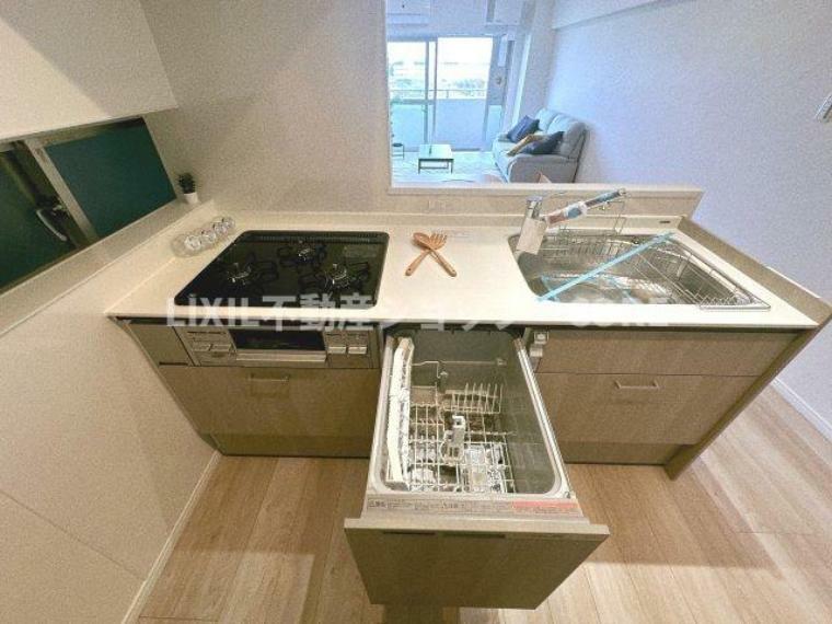 食器洗乾燥機付きで家族の食器もピカピカ。忙しい奥様には欠かせないアイテムのひとつ!!