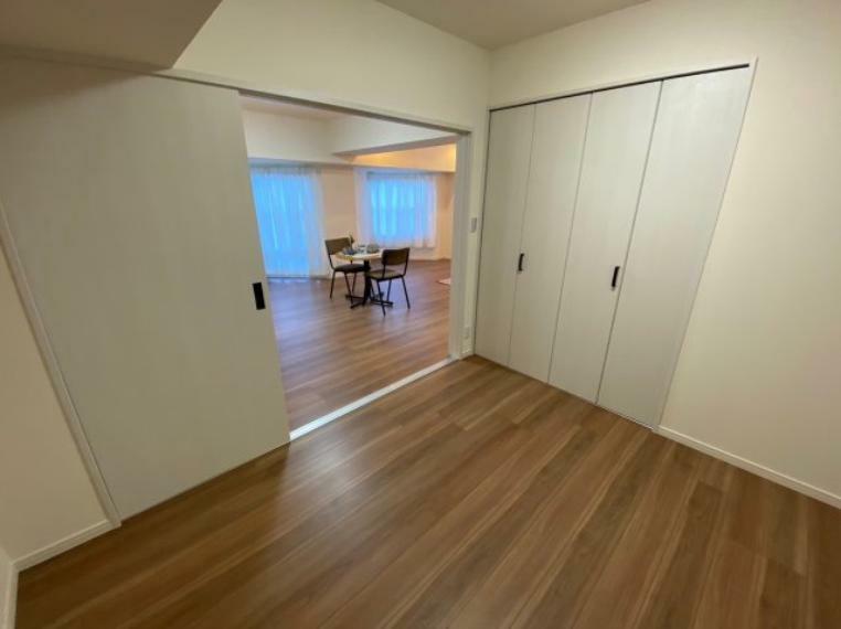 5.5帖の洋室。 リビングから繋がるお部屋 空間を広く見せることもできます。