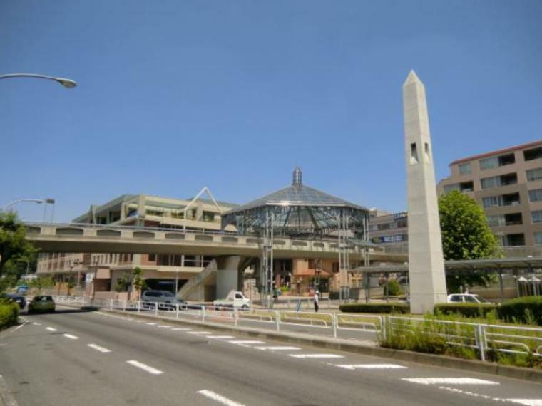 中川駅（駅周辺はヨーロッパの街並みを基調にした街区が形成されています。周辺は屋外プールを備えた「山崎公園」や「烏山公園」がルートに入る、「花と緑の散歩道」が続く緑豊かな住環境が整っています）