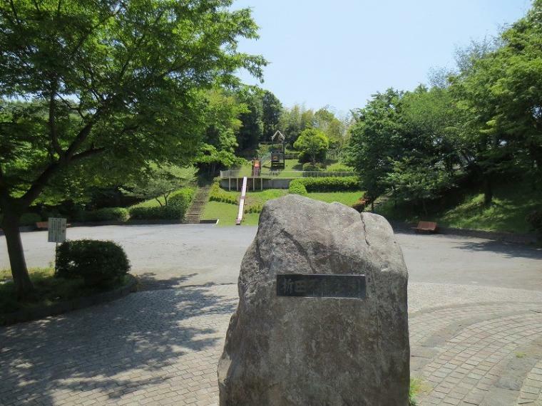 折田不動公園（●近くには公園が点在し、緑あふれる住環境です。適度な遊具、子供が走り回れる広さの公園は子育て世帯には嬉しいですね●）