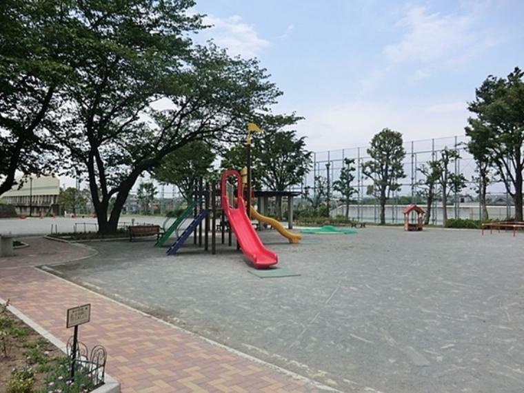 瀬戸ケ谷町公園 滑り台などあり子どもが楽しめます