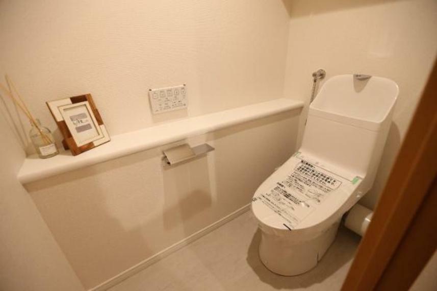 トイレもシンプルですが使いやすい温水洗浄便座・便器。<BR/>ちょっとした小物を置くスペースも設けられ、落ち着ける空間になっています。