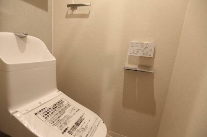トイレもシンプルですが使いやすい温水洗浄便座・便器。<BR/>吊戸棚があり、収納能力があります。