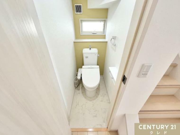 アクセントクロスを配したウォシュレット付きのトイレはライフスタイルに合わせやすいシンプルな造り。<BR/>温水洗浄・便座暖房機能の付いたトイレは、肌への負担に配慮し、快適な生活をサポートします。