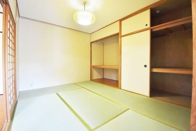 床の間を物入に改造した和室。天袋付の押入有。畳表替、室内改装、美装工事済。現況有姿渡しです。