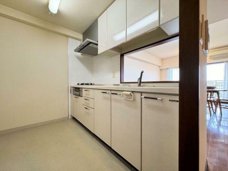 手を伸ばせばそこに収納が。安定した使用感の吊戸棚つきのキッチン空間。