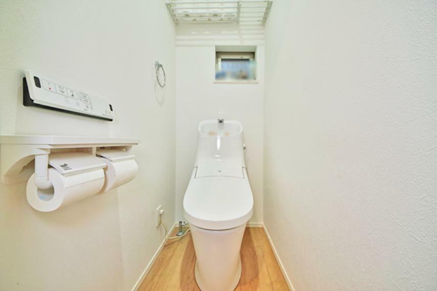 シャープでシンプルなデザインの落ち着いた雰囲気のトイレ。温水洗浄便座付。トイレは1階と3階に設置。