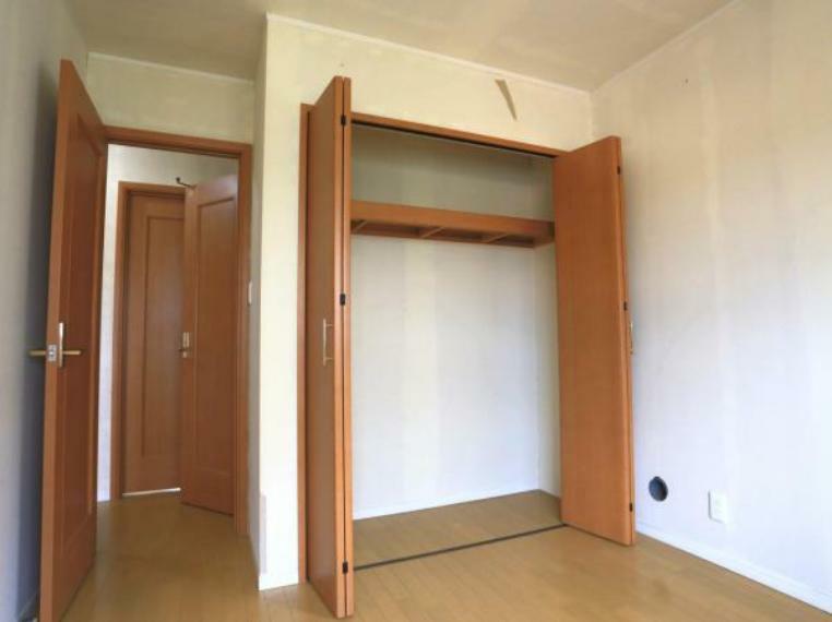部屋に備えられたクローゼット。普段使わないものなども収納可能ですので、居室を広く使うことが出来ます。