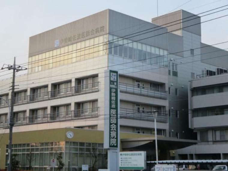 【周辺環境】伊勢崎市佐波医師会病院様まで約1900m（車3分）。このくらいの距離に病院があれば、急に体調を崩してしまっても安心ですね。
