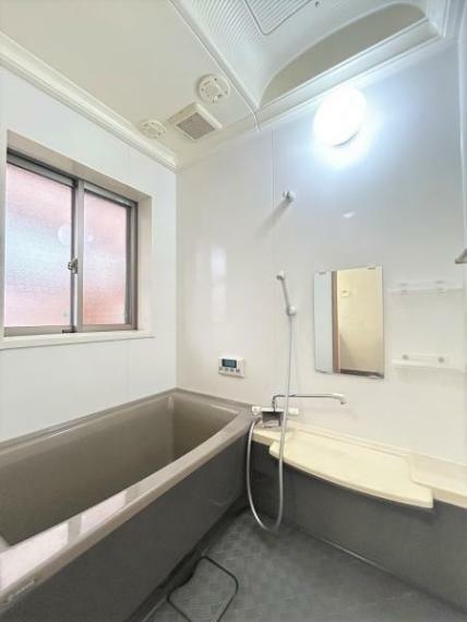 【ユニットバス】ユニットバスは全所有者でリフォーム済みです。グレーを基調とした浴室と床のため、汚れが目立ちずらい点が魅力的です。