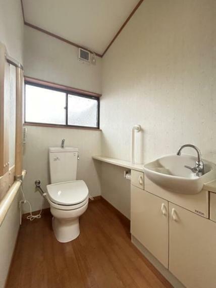 【トイレ】温水洗浄・手洗い付きのトイレです。手洗いスペースや収納も備え付けられているため、使い勝手のいいトイレです。