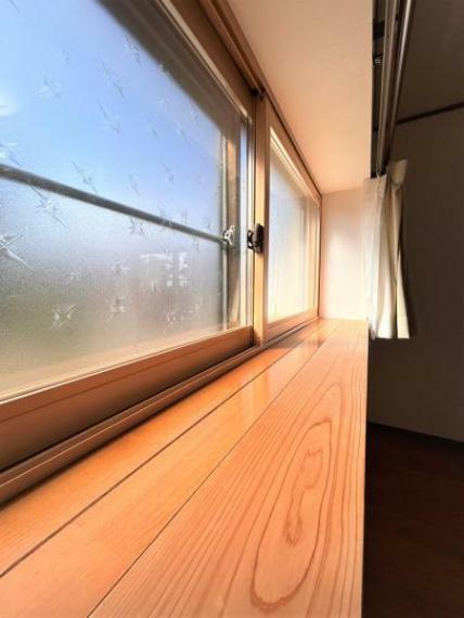 【1階居室サッシ】1階居室の窓は内窓が有ります。樹脂サッシのため結露に強いです。冬は厳しい寒さを、夏は暑い空気の侵入を和らげることができるため、快適に暮らしていただけそうです。