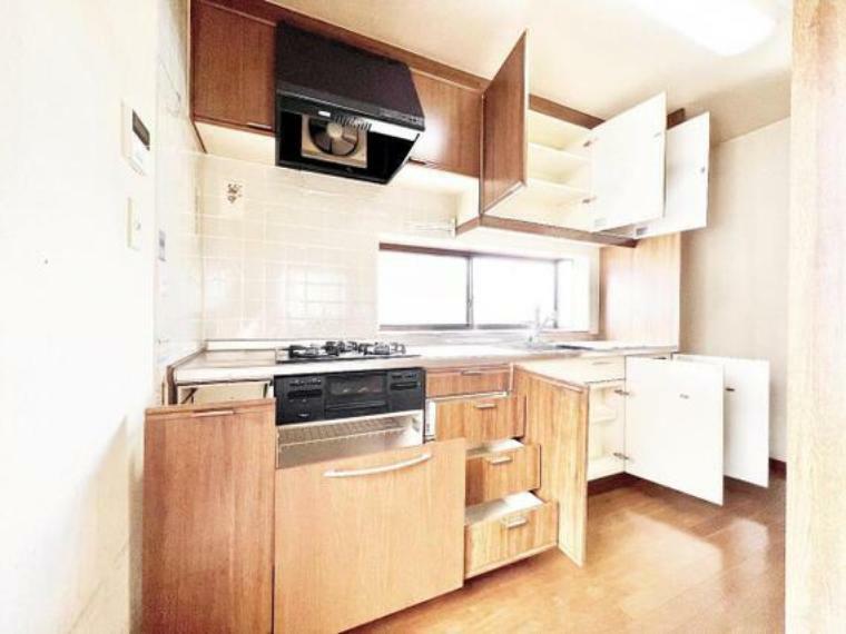 スタイリッシュなキッチンには収納スペースがあり、細かい調理器具などをしまってすっきりご使用いただけます。