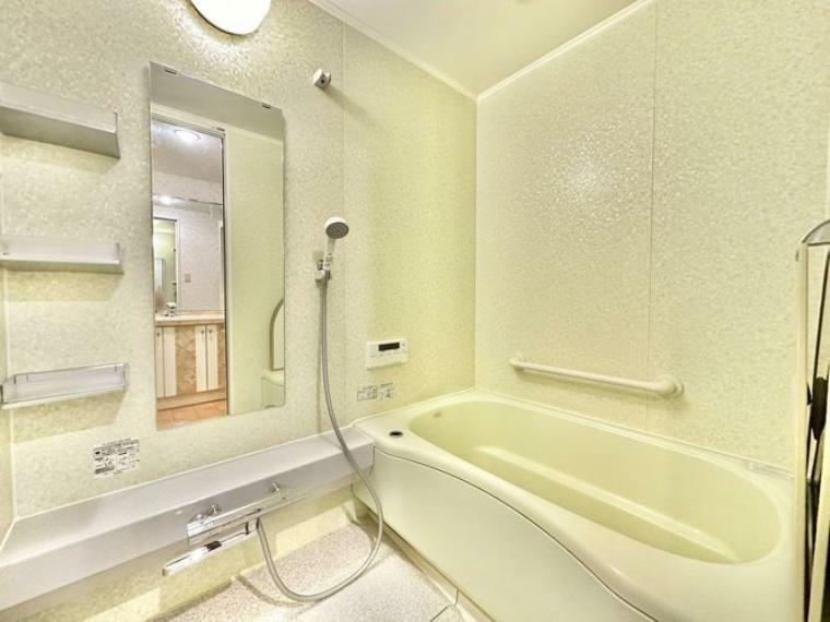 【浴室】ユニットバスで日々のお掃除も楽々！換気扇付きで、カビ防止にもなる嬉しい設備です。