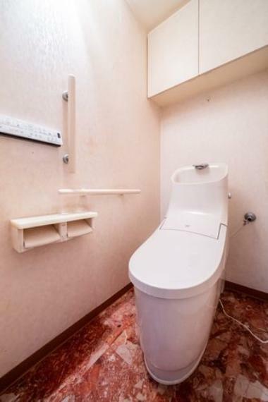 トイレは快適な温水洗浄便座付です。清潔感のあるホワイトで統一しました。