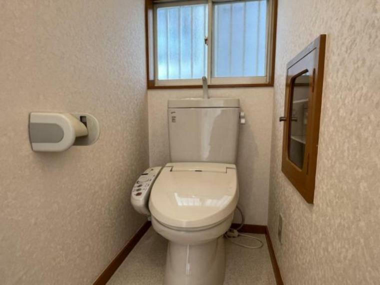 温水洗浄便座付きトイレです。収納スペースあり。