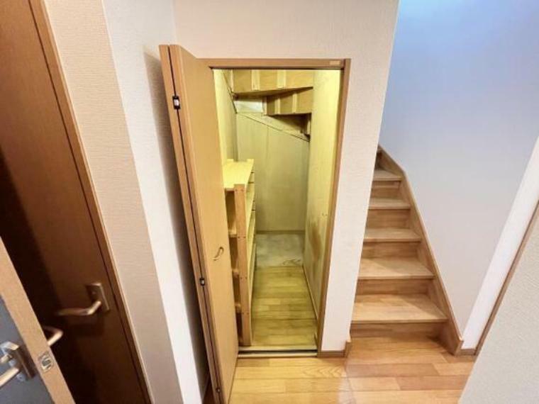 階段横に物入れがございます。