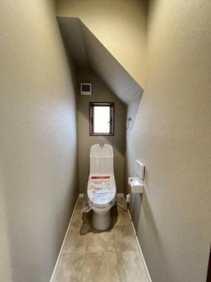 階段下の有効スペースにトイレを配置することで、スッキリした間取り設計となっております。