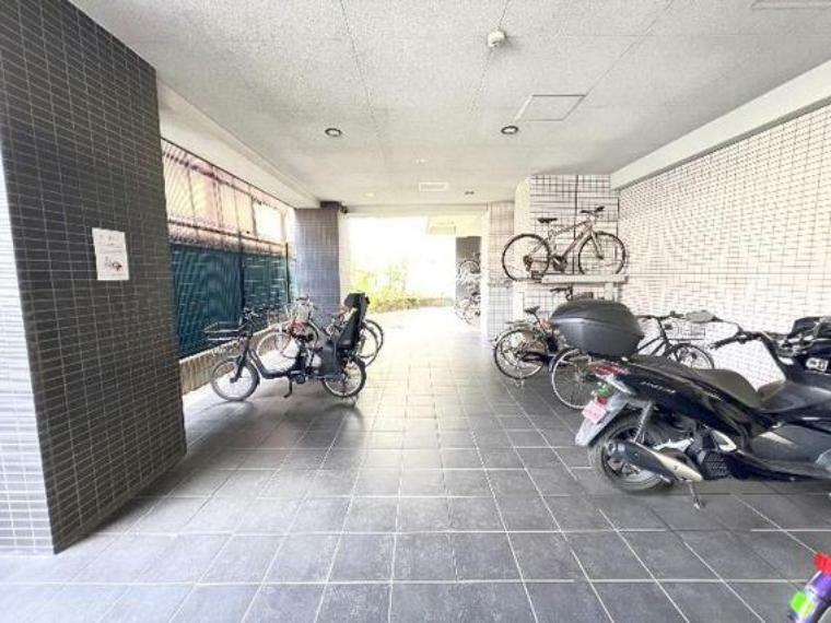 駐輪場・バイク置場です（最新の空き状況は要確認）雨に大切な自転車・バイクが濡れない室内駐輪場です。