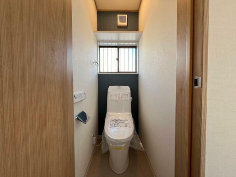 温水洗浄機能付のトイレは、清潔感が印象的な空間ですね。