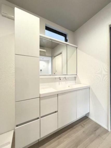 朝の支度にも便利な三面鏡付き洗面化粧台。収納スペース豊富です。