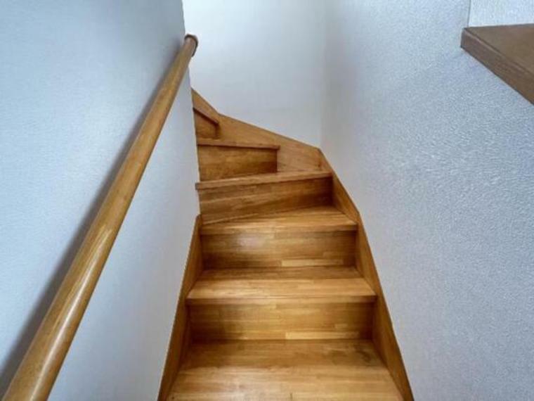 階段には手すりが付いているので、ご年配の方やお子様も上り下りがしやすいですね。