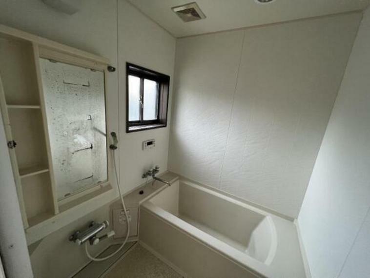 浴室に窓があり、風通しもバッチリ。カビも防げますね。