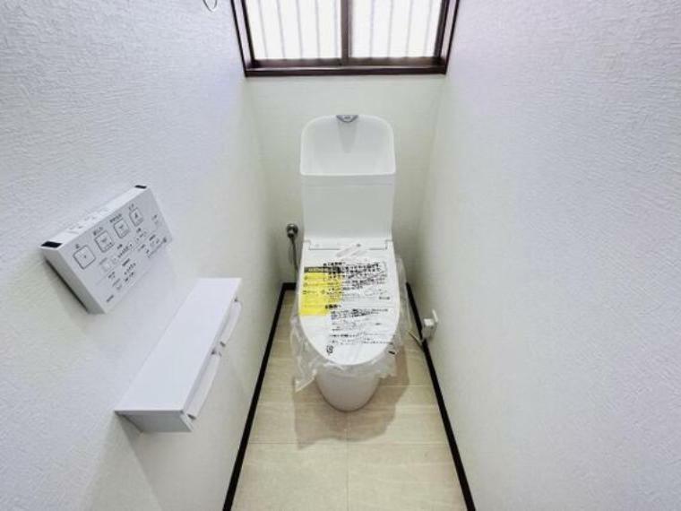 白を基調とした、清潔感のあるトイレです。