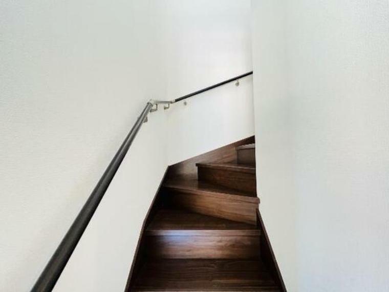2階への階段です。手すりがございます。