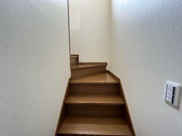 2階への階段です。手すりがございます。