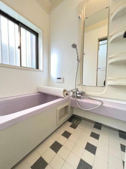 ピンクの浴槽がかわいい浴室で1日の疲れをゆったり癒されるのもいいですね。