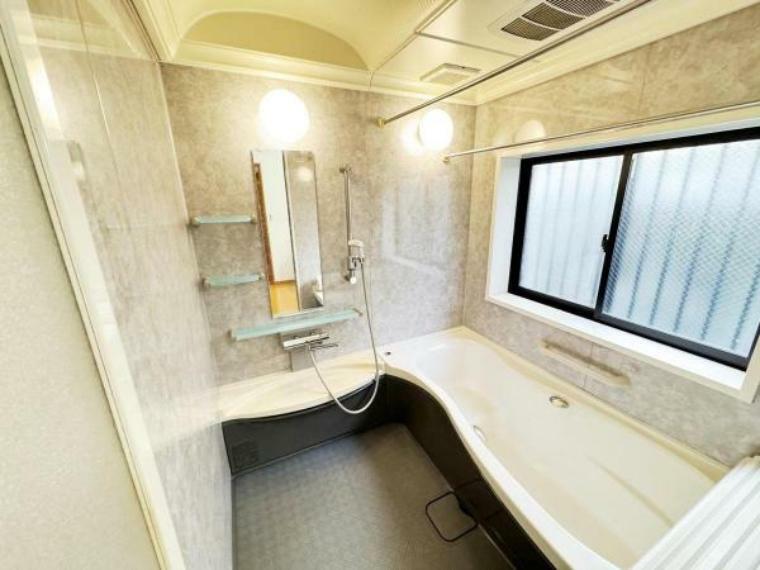 浴室はのびのびバスタイムを楽しめる広さです。ベンチバスは手すりをお使い頂けます。