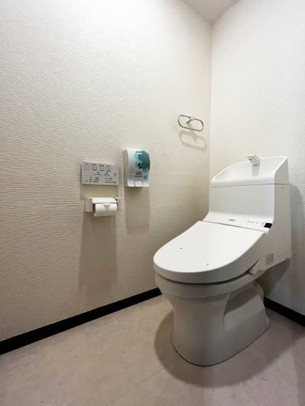■トイレ上部には吊戸棚が付いているので、ペーパー類等収納することができます！